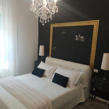 Aurora Flowers - Two Rooms And Free Parking Near Center And Train Station 모데나 외부 사진