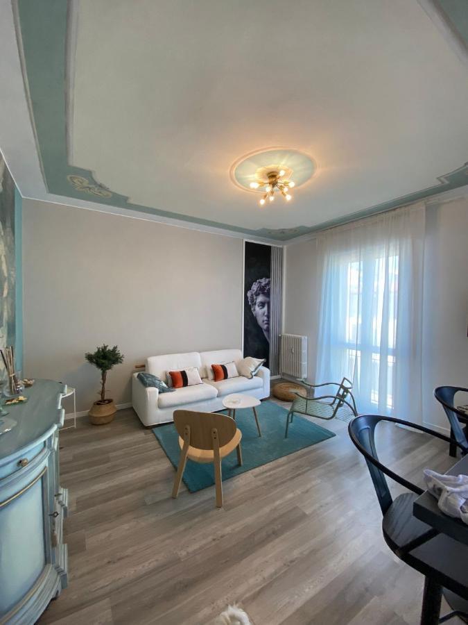 Aurora Flowers - Two Rooms And Free Parking Near Center And Train Station 모데나 외부 사진