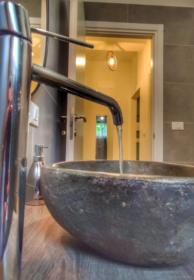 Aurora Flowers - Two Rooms And Free Parking Near Center And Train Station 모데나 외부 사진
