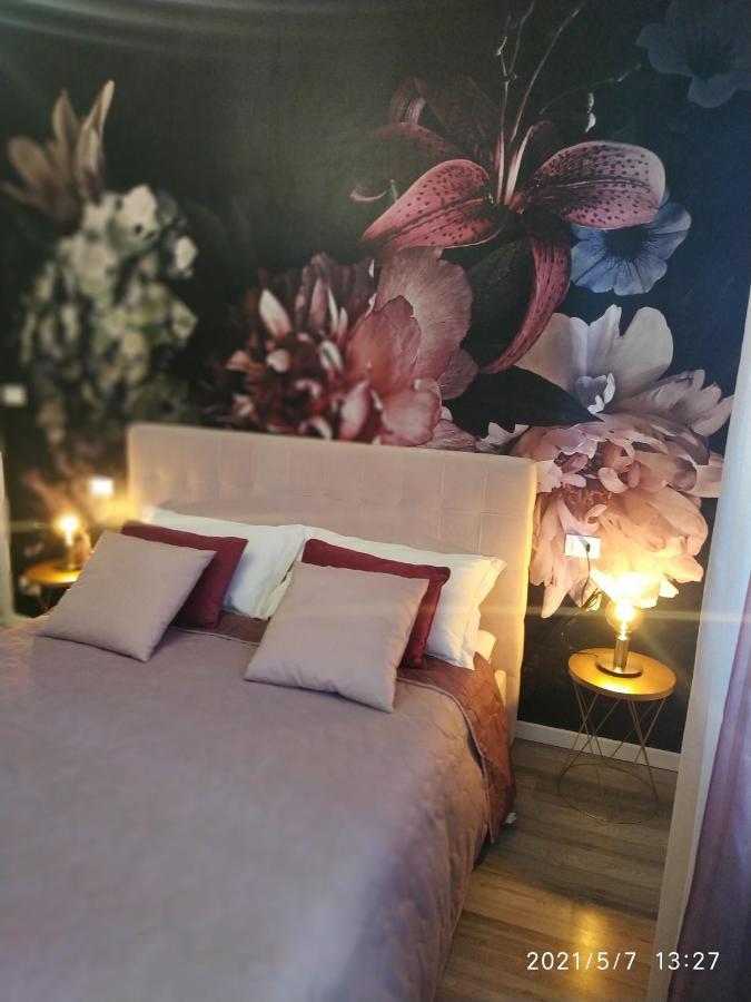 Aurora Flowers - Two Rooms And Free Parking Near Center And Train Station 모데나 외부 사진