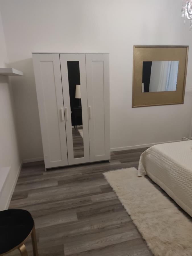 Aurora Flowers - Two Rooms And Free Parking Near Center And Train Station 모데나 외부 사진