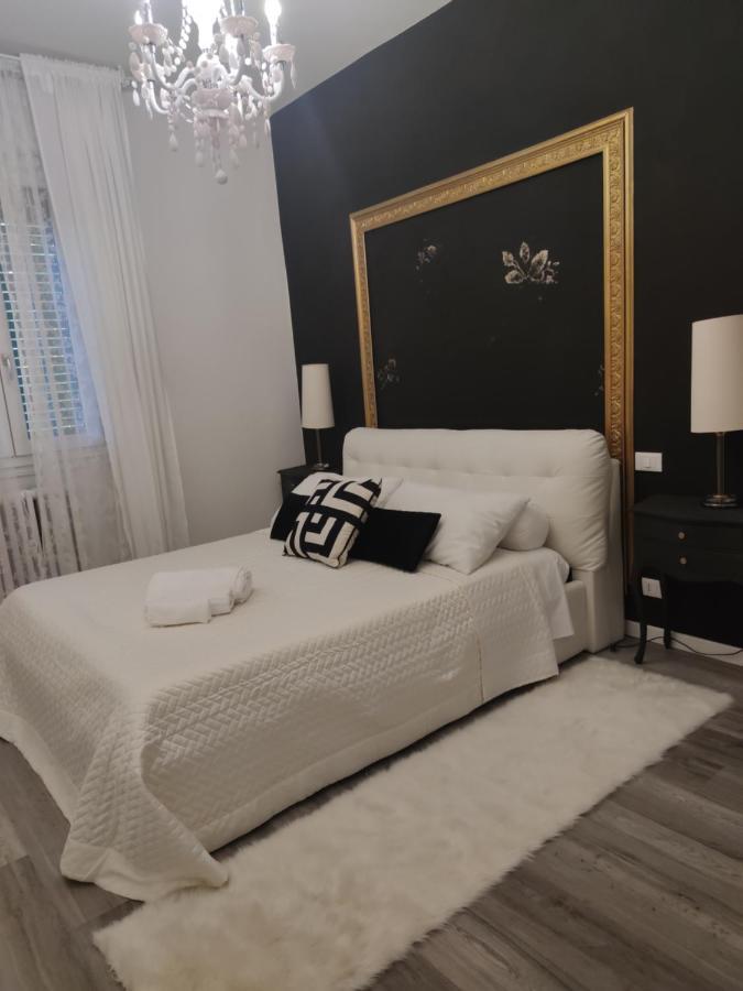Aurora Flowers - Two Rooms And Free Parking Near Center And Train Station 모데나 외부 사진