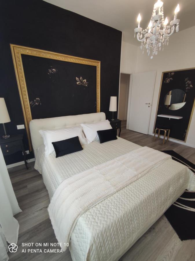 Aurora Flowers - Two Rooms And Free Parking Near Center And Train Station 모데나 외부 사진
