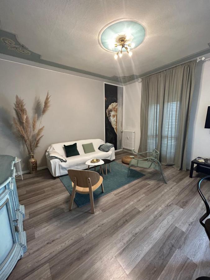 Aurora Flowers - Two Rooms And Free Parking Near Center And Train Station 모데나 외부 사진